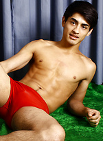 Foxy twink model displays goods on cam