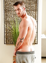 Muscular gay friends James Huntsman and Quentin Gainz fuck in the hallway